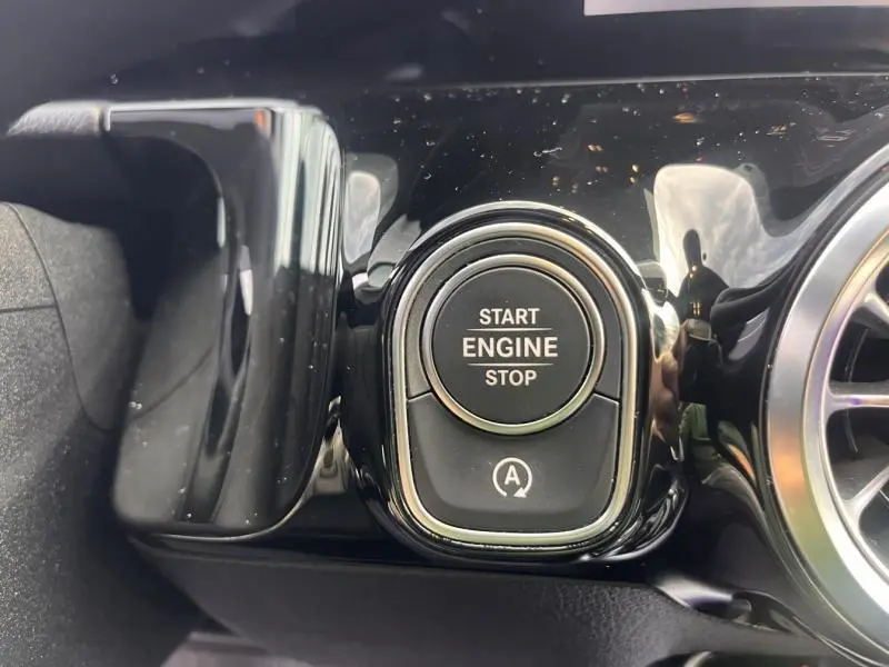 Gros plan sur le bouton Start Engine Stop noir brillant du tableau de bord d'une Mercedes GLA 200 d AMG Line 2021.
