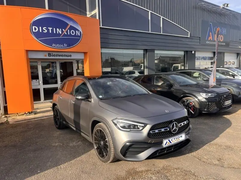 Mercedes GLA 200 d AMG Line gris montagne magno, vue 3/4 avant droit, jantes noires et calandre chromée.