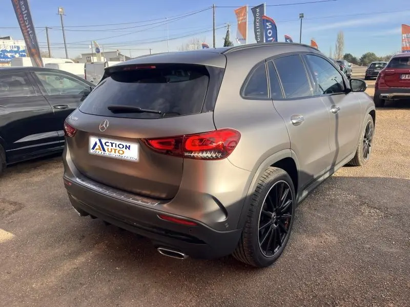Mercedes GLA 200 d AMG Line gris montagne magno, vue 3/4 arrière droit avec jantes noires et vitres teintées.
