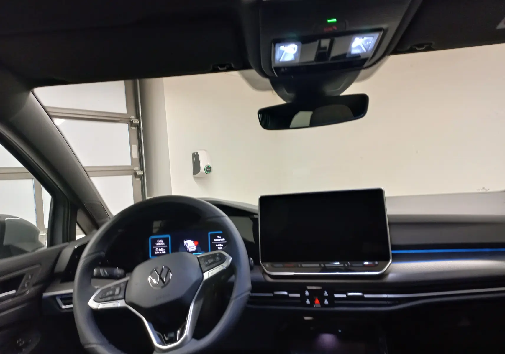 Vue intérieure avant de la Volkswagen Golf 2.0 TDI R-Line 2026, tableau de bord moderne avec écran tactile et volant multifonction.