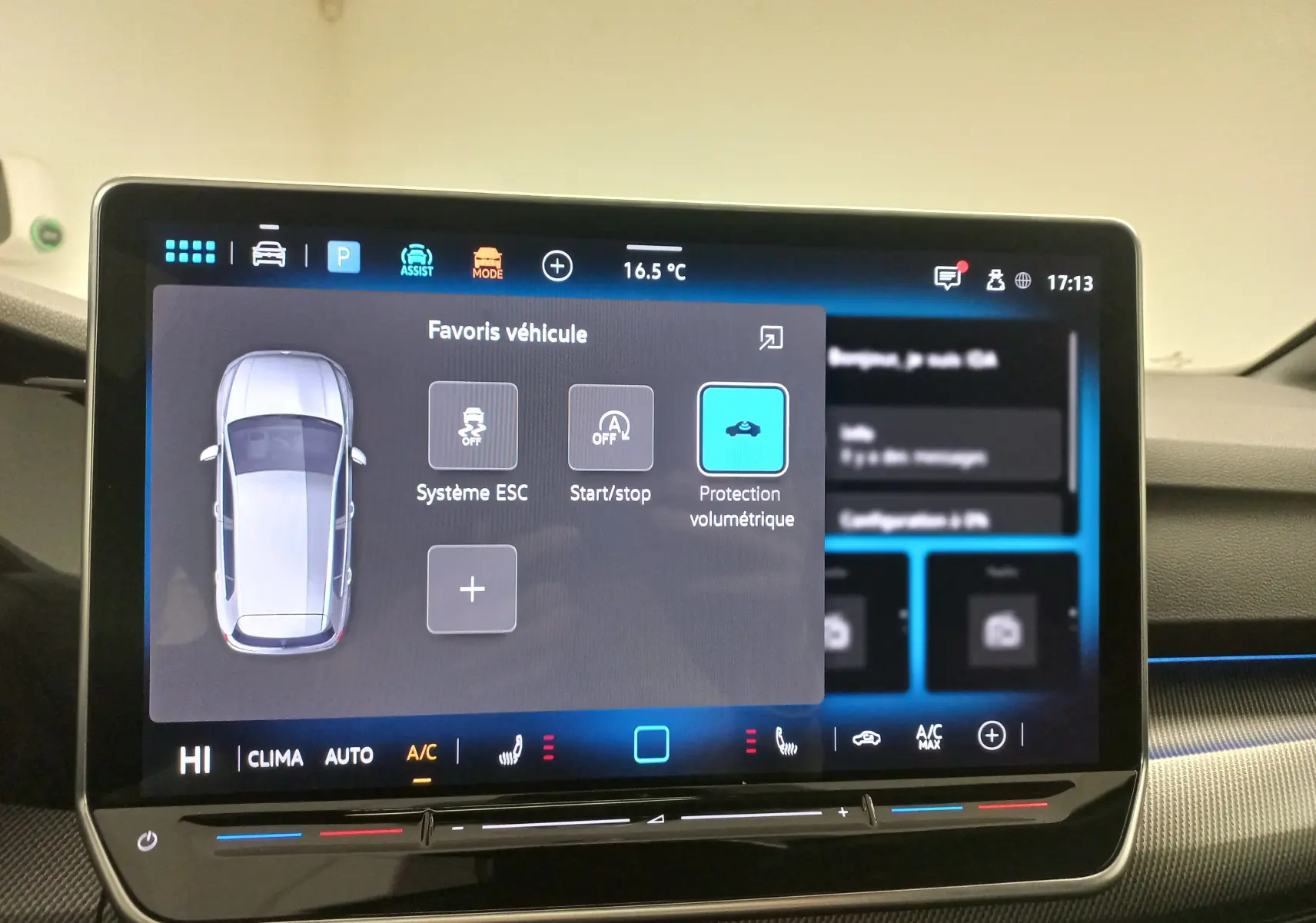 Écran tactile intérieur de la Volkswagen Golf 2.0 TDI 150 DSG7 R-Line affichant les options de sécurité et climatiseur.