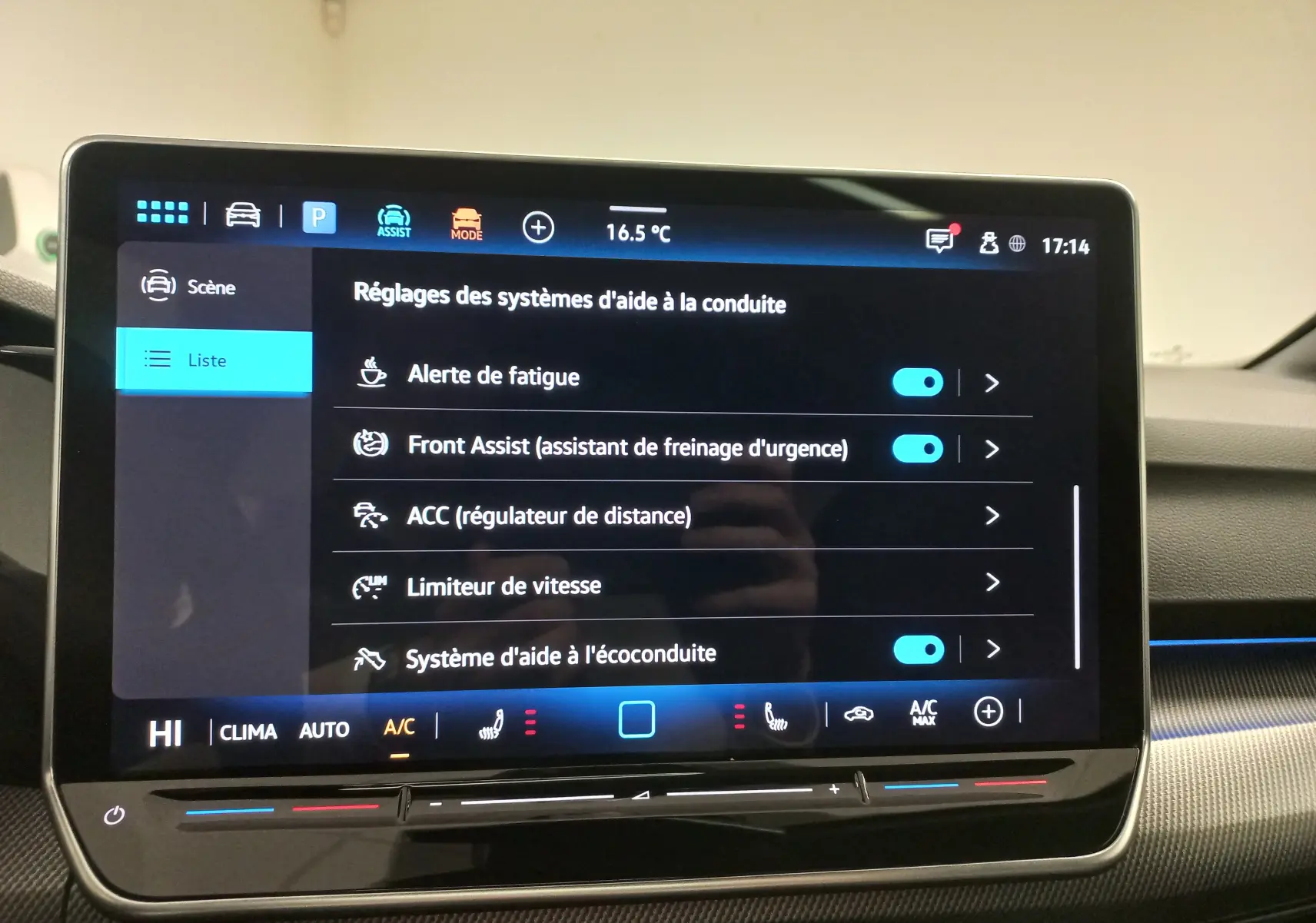 Écran tactile du système d'infodivertissement affichant les réglages d'aide à la conduite dans une Volkswagen Golf 2026.