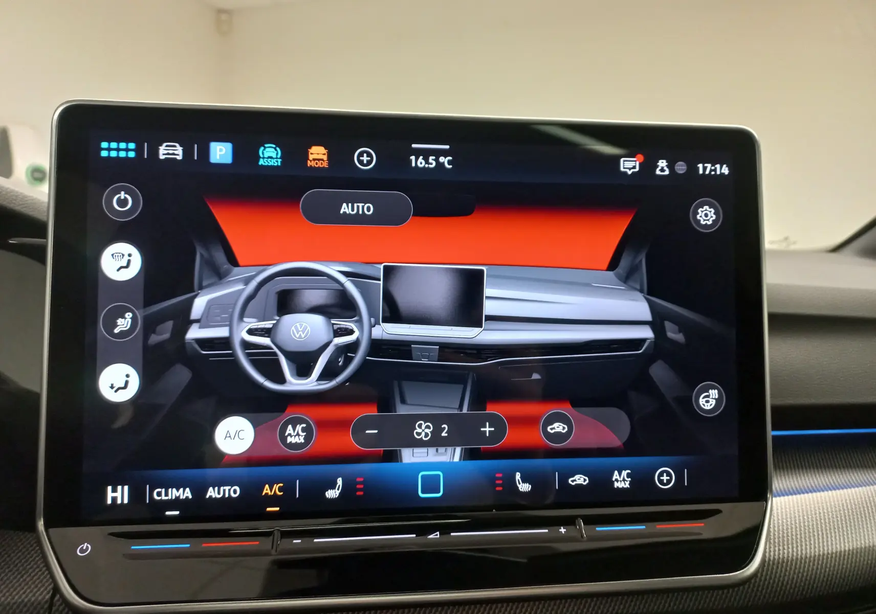 Vue intérieure de l'écran tactile central de la Volkswagen Golf 2.0 TDI 150 R-Line avec interface climatisation et tableau de bord numérique.