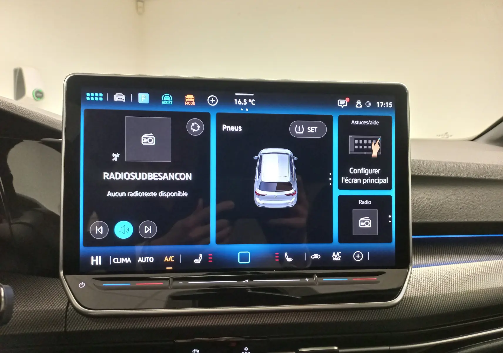 Écran tactile central affichant la vue 360° et les réglages climatiques dans une Volkswagen Golf gris lunaire 2026.