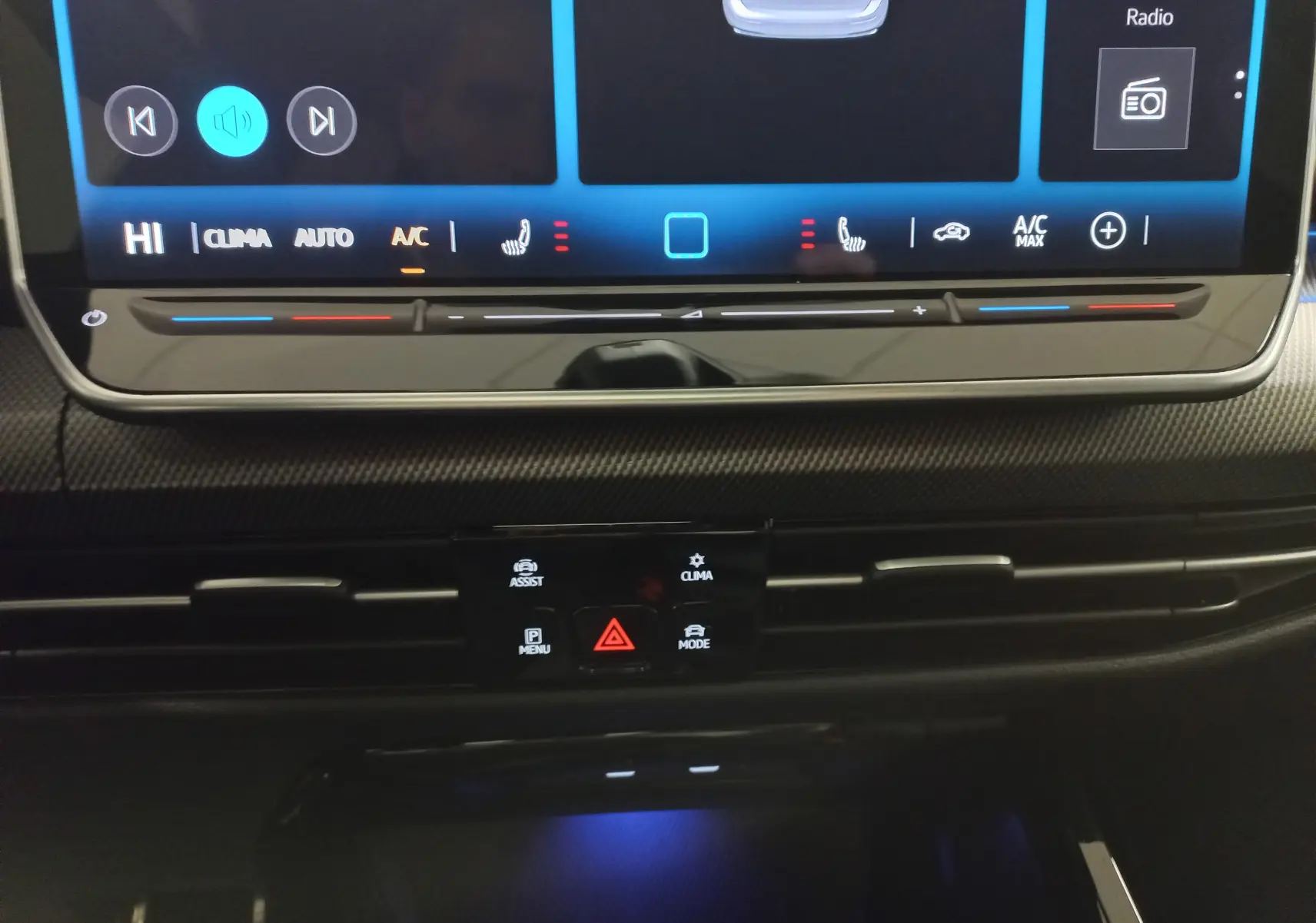 Détail de la console centrale avec écran tactile et commandes climatisation de la Volkswagen Golf 2.0 TDI R-Line gris lunaire.