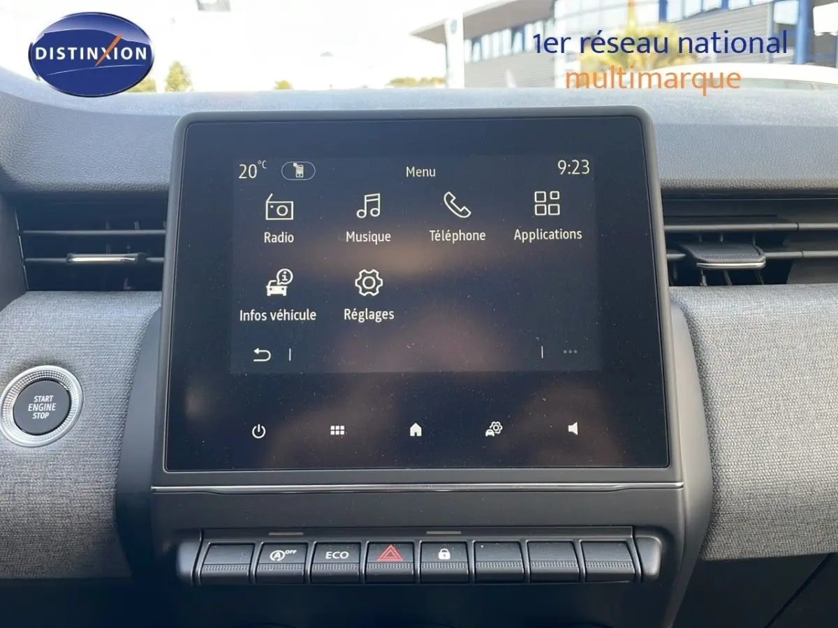 Écran tactile central de la Renault Clio Evolution Blue dCi 100 2025 avec commandes et bouton Start/Stop visibles.