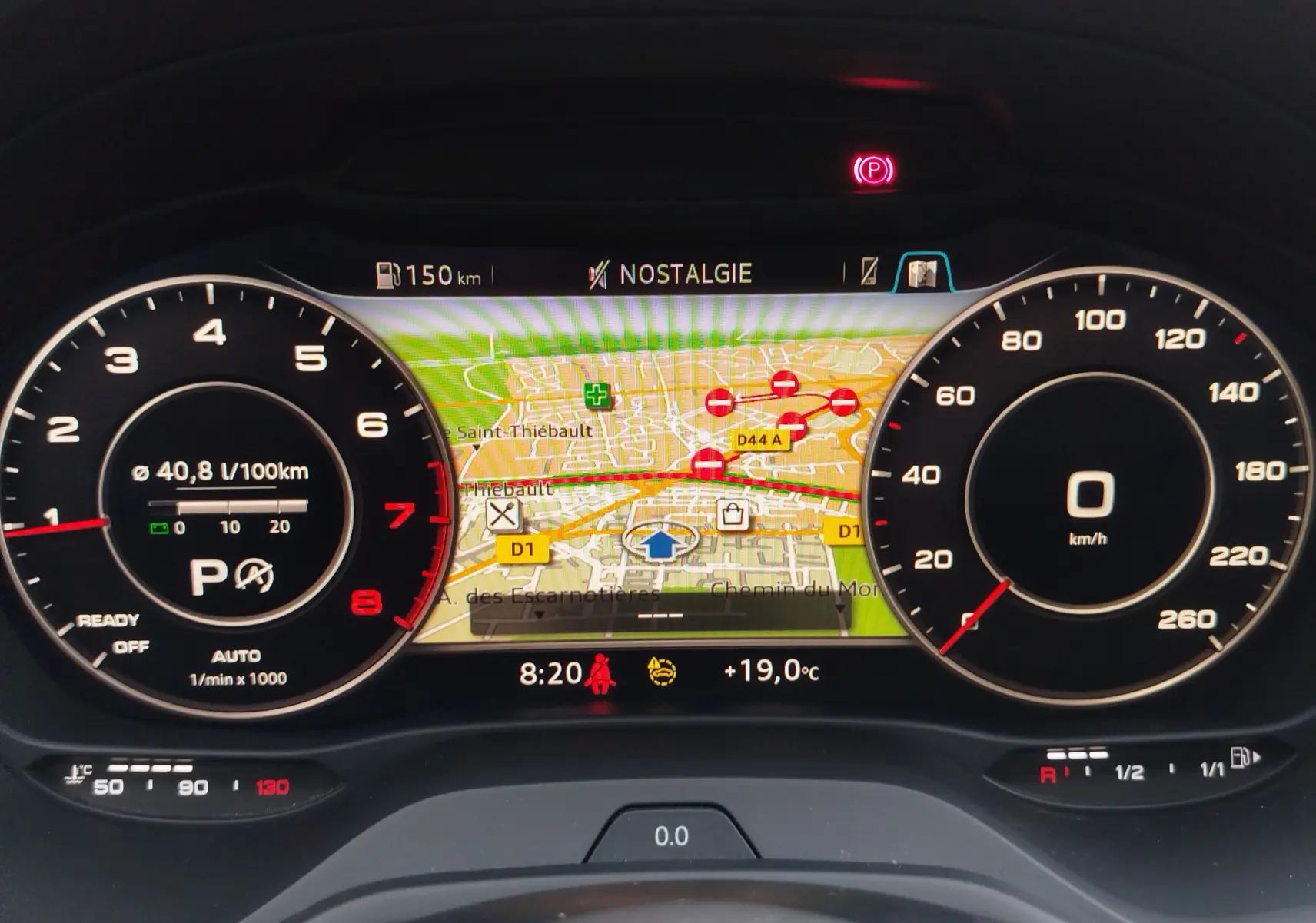 Vue rapprochée du tableau de bord numérique de l'Audi Q2 2023, affichant la navigation et les compteurs.