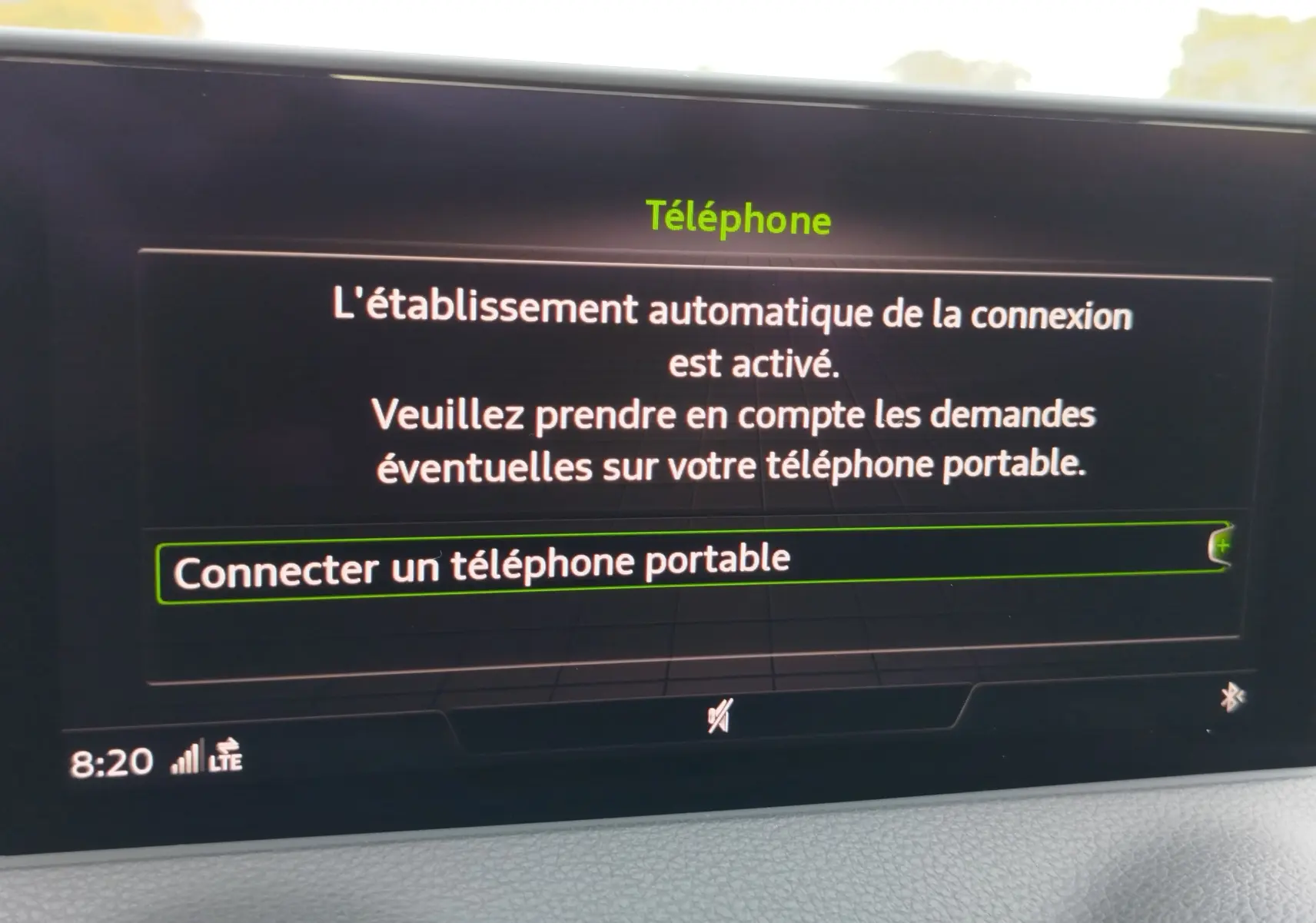 Écran central de l’Audi Q2 35 TFSI 2023 affichant la connexion automatique pour jumeler un téléphone portable.