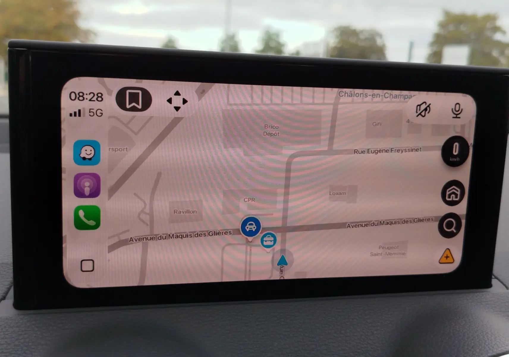 Écran central de navigation de l'Audi Q2 35 TFSI 2023, affichant une carte avec interface moderne et icônes colorées.
