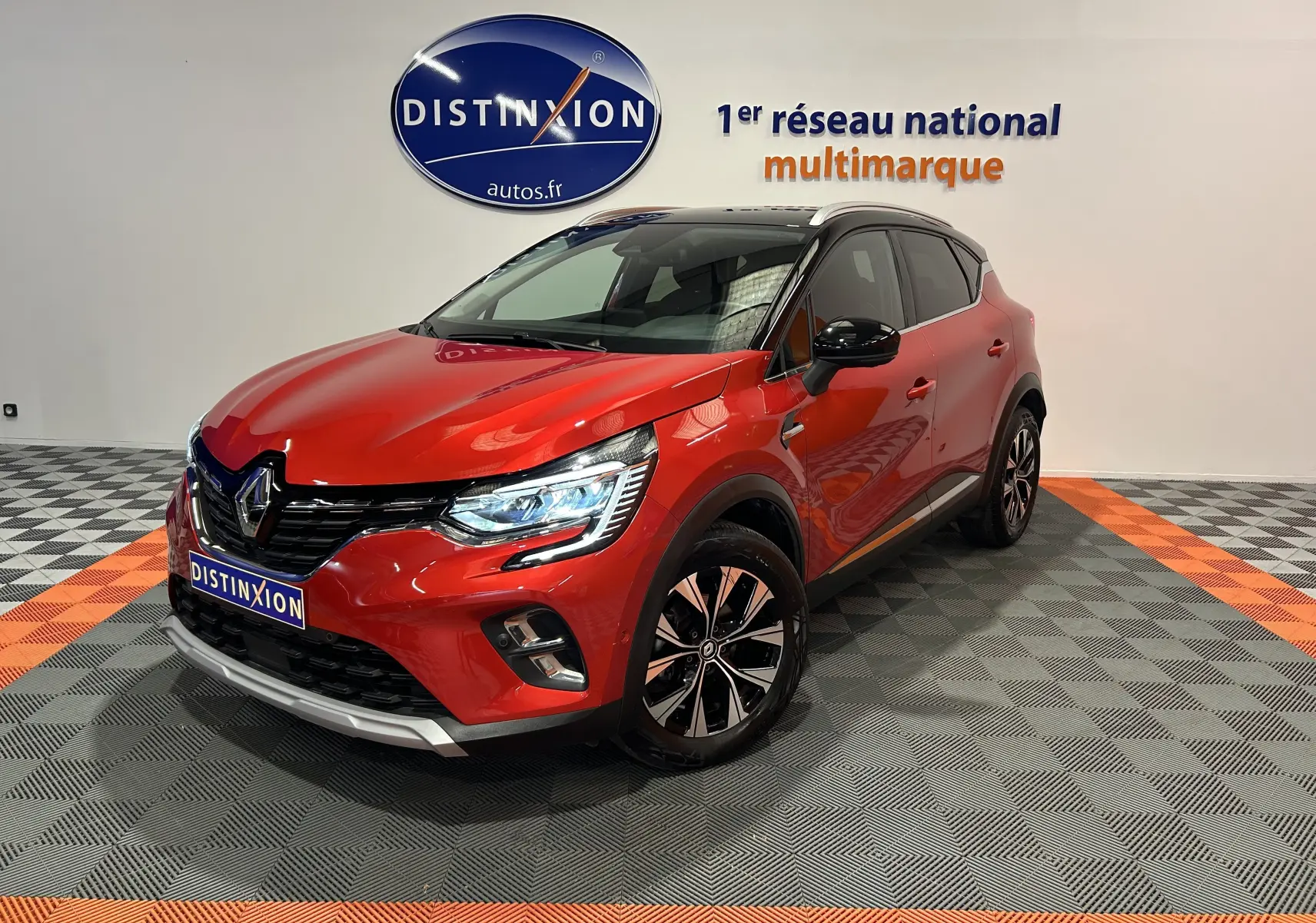 Renault Captur TCE 90CH TECHNO rouge flamme métal en 3/4 avant droit avec jantes alliage et toit noir contrasté