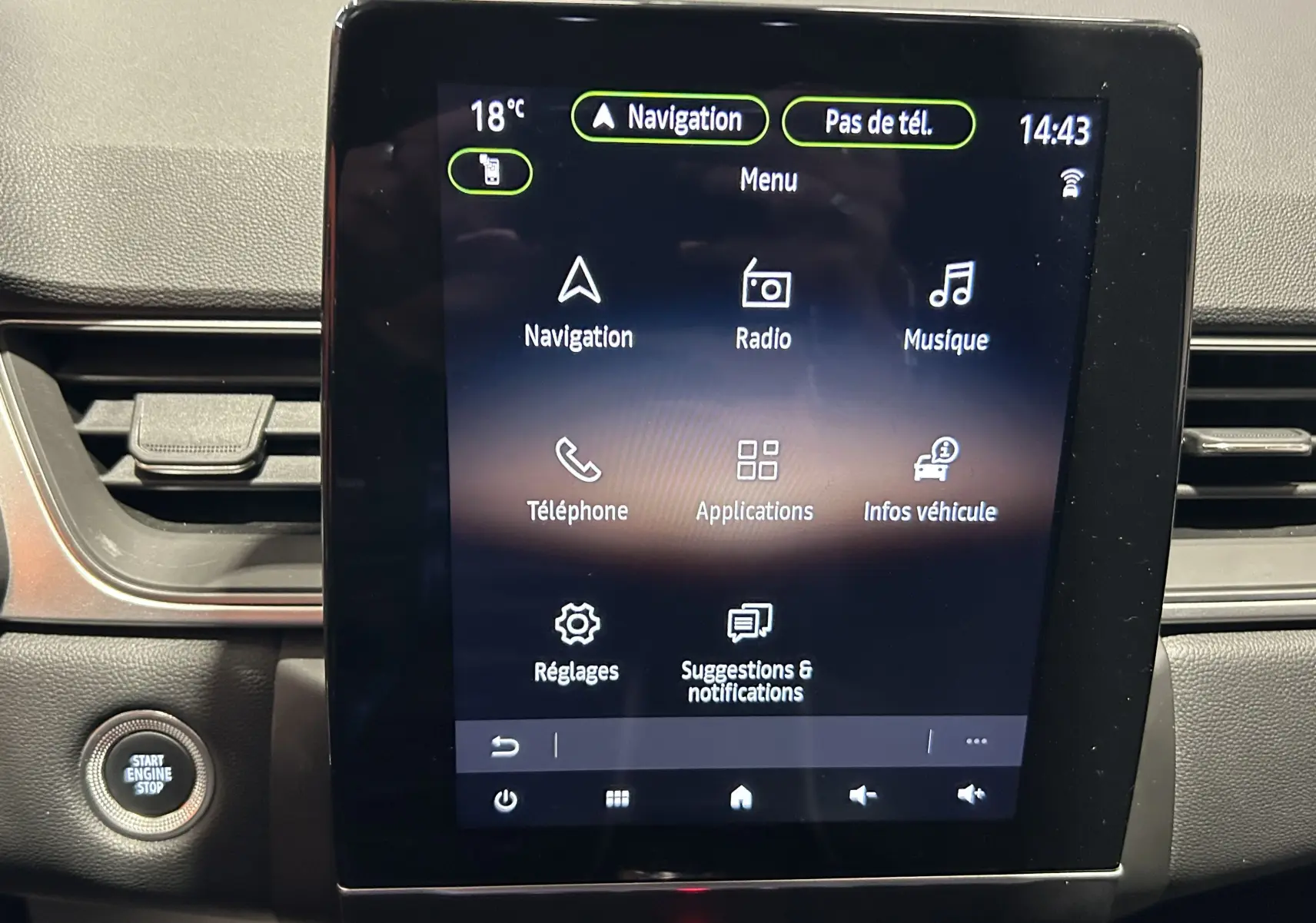Écran tactile central du tableau de bord du Renault Captur 2024 affichant le menu principal avec navigation et radio.