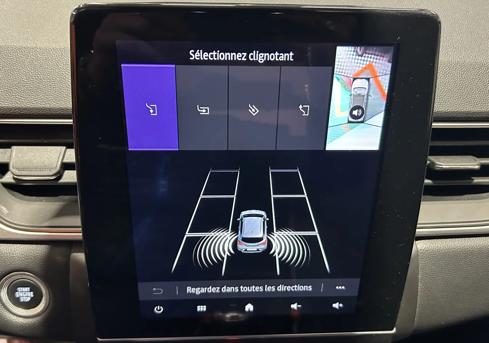 Écran tactile intérieur du Renault Captur 2024 affichant l'aide au stationnement avec caméra 360 degrés.