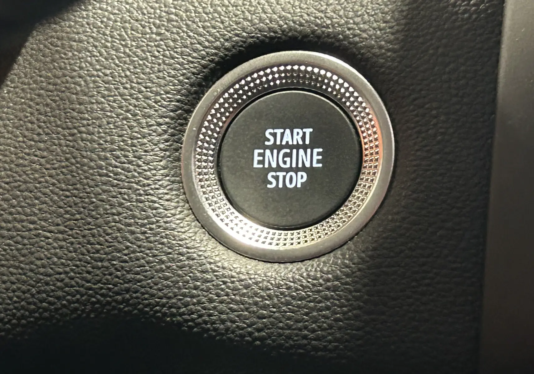 Bouton démarrage moteur start engine stop en gros plan sur tableau de bord noir du Renault Captur TCE 90CH TECHNO 2024
