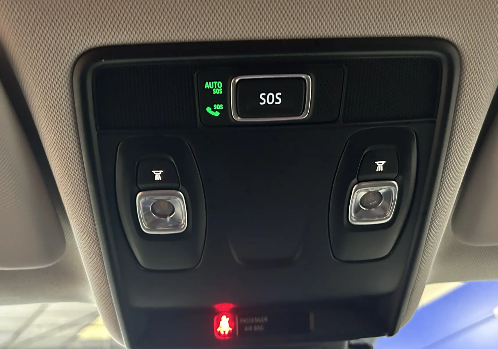 Panneau de commandes au plafond intérieur du Renault Captur 2024 avec bouton SOS et éclairages de lecture.