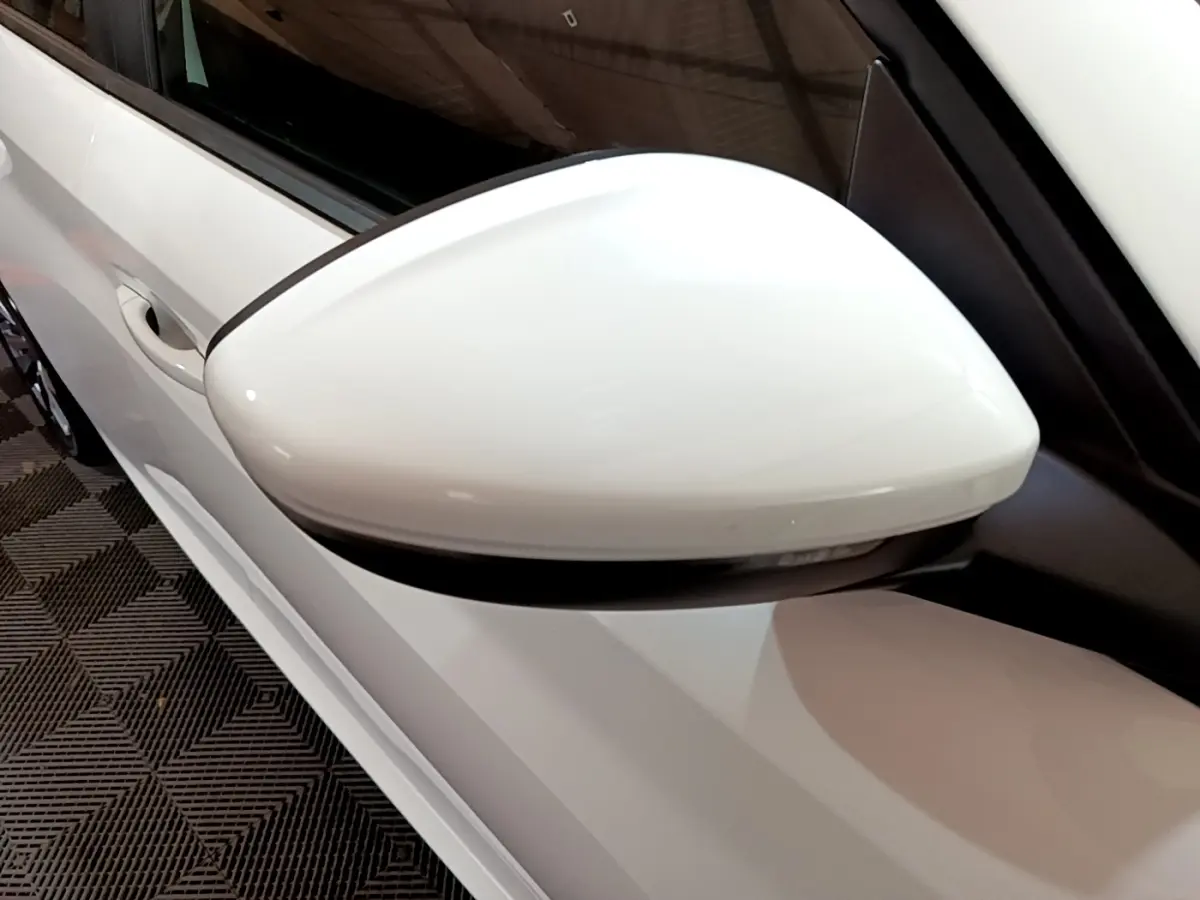 Rétroviseur blanc côté gauche en gros plan sur Peugeot 208 électrique Active Business 2021 vue latérale.