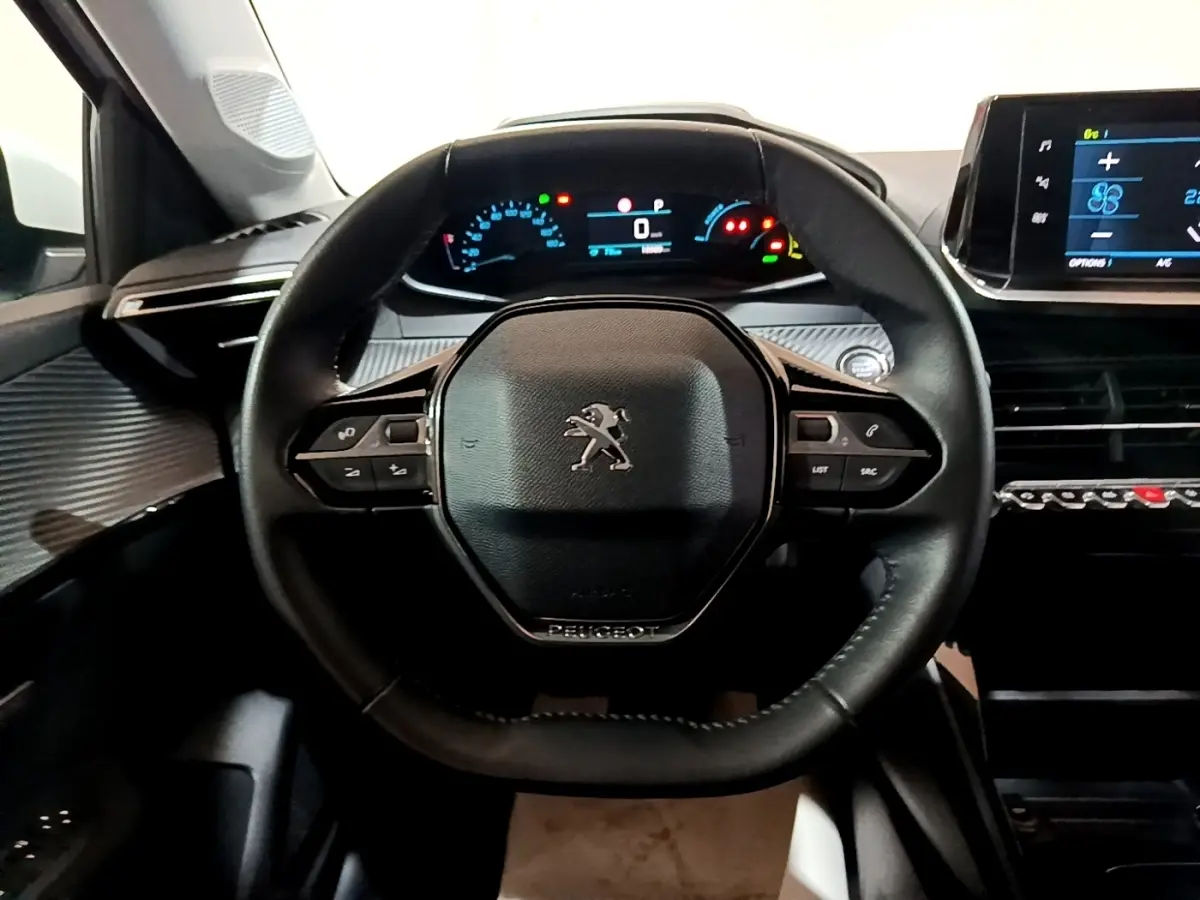 Volant cuir noir de la Peugeot 208 Electrique Active Business 2021, avec tableau de bord numérique et écran tactile central.