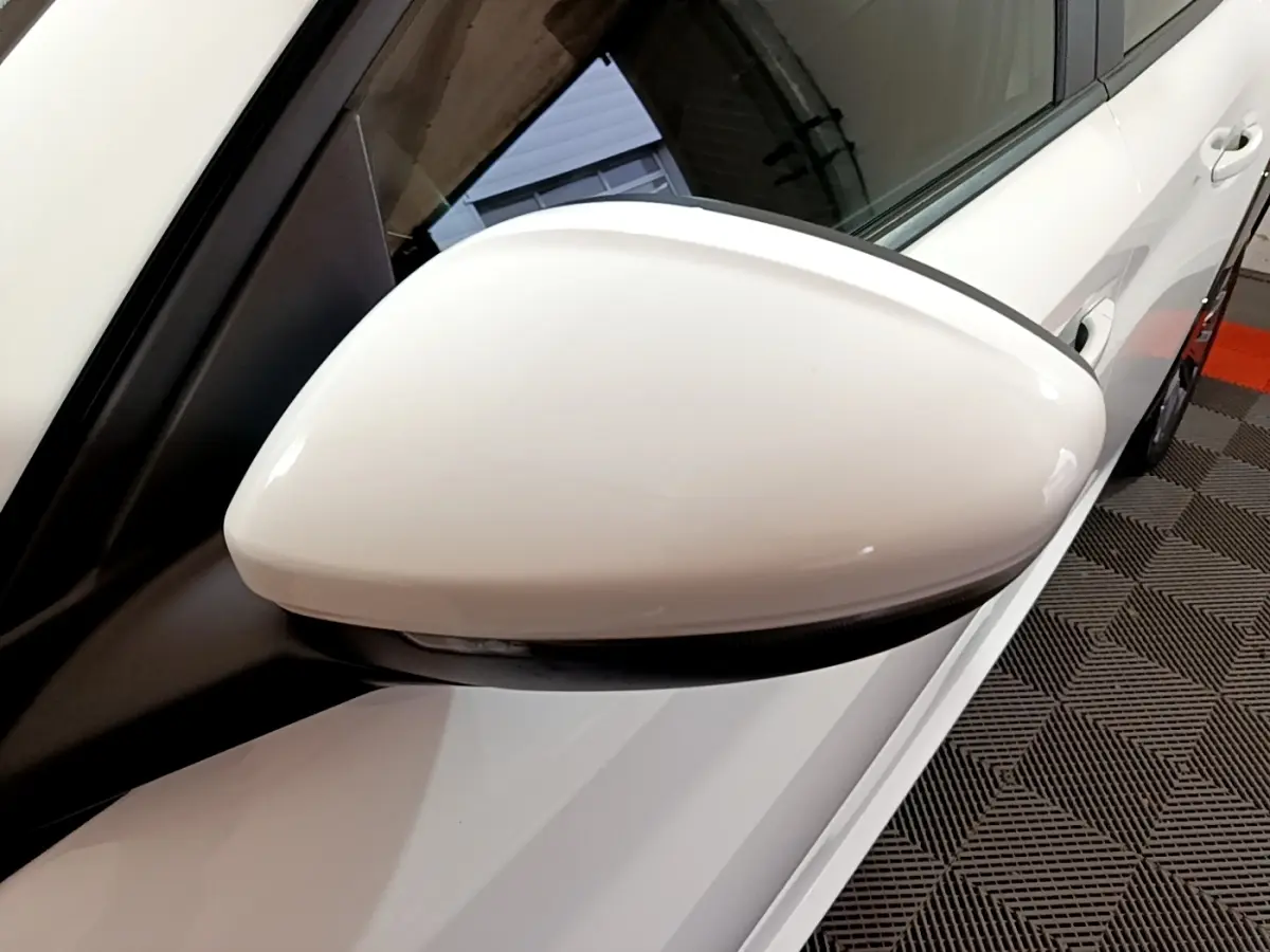 Rétroviseur blanc côté gauche de la Peugeot 208 Electrique Active Business 2021, avec carrosserie blanche visible en arrière-plan.