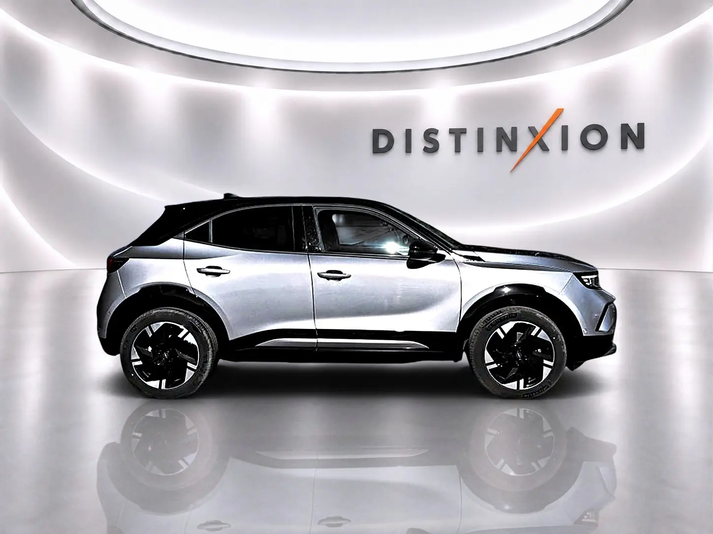 Opel Mokka Electric 156 gs gris vue de profil côté gauche, avec jantes alu noires et toit noir contrasté.