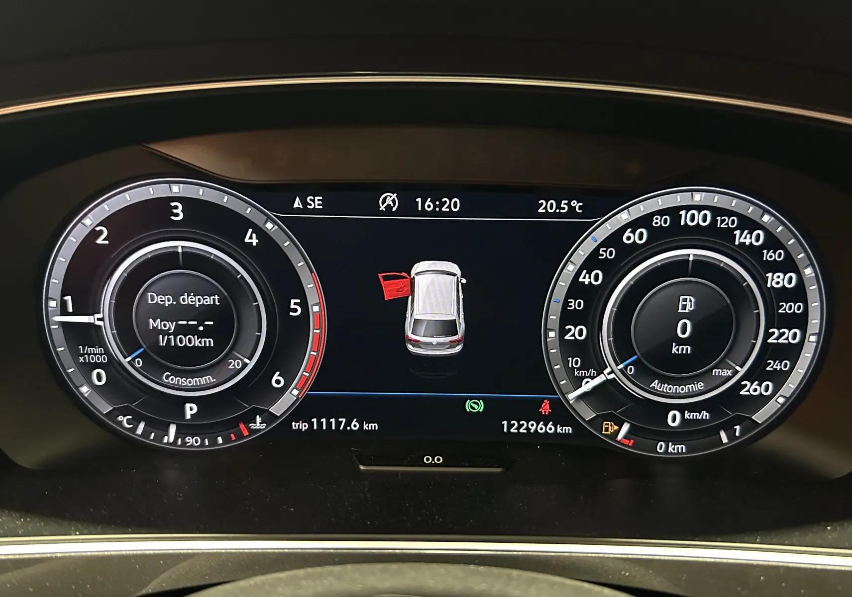 Tableau de bord numérique du Volkswagen Tiguan Allspace blanc 2018, affichant porte gauche ouverte et compteurs à zéro.