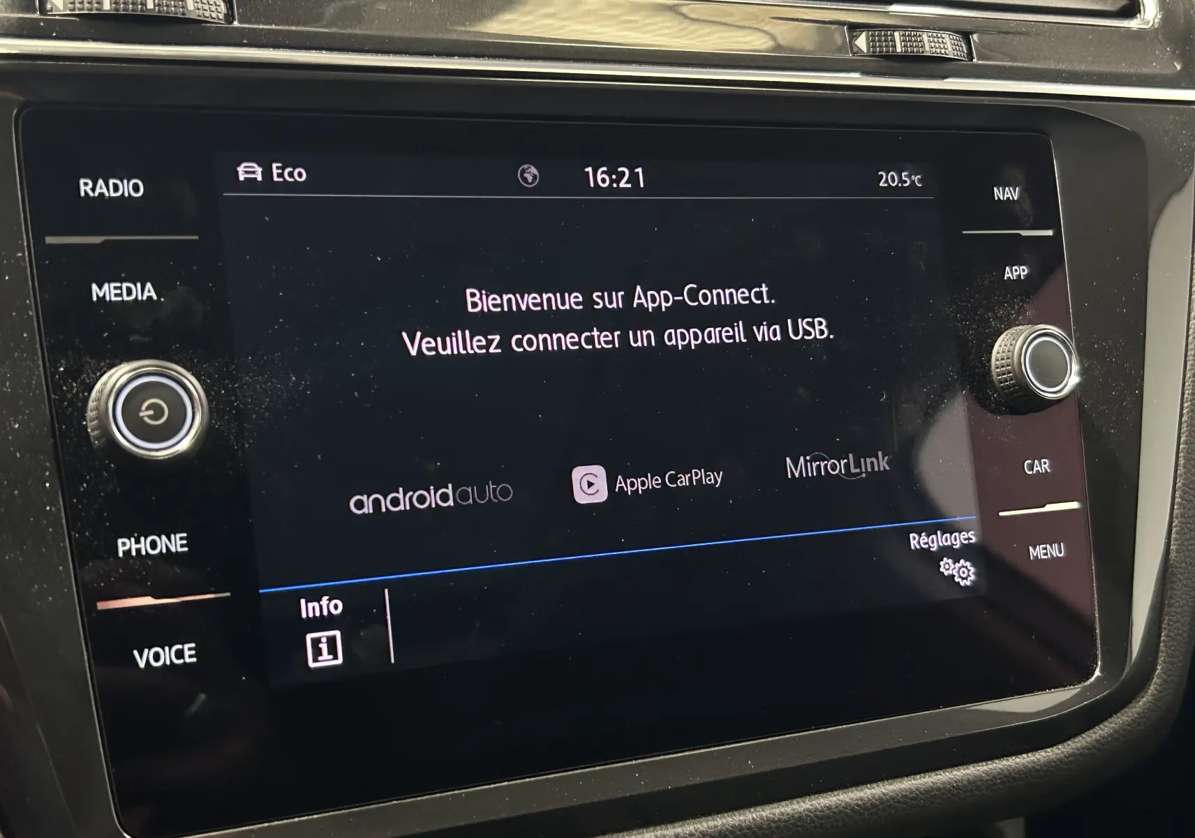 Écran tactile central du Volkswagen Tiguan Allspace 2018 affichant l'interface App-Connect avec options Android Auto et Apple CarPlay.