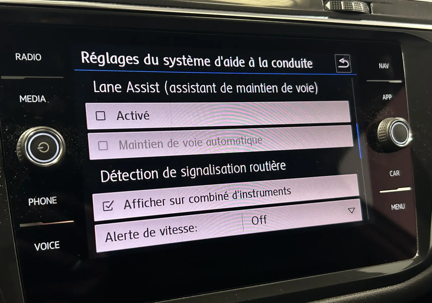 Écran tactile intérieur du Volkswagen Tiguan Allspace 2018 affichant les réglages d'aide à la conduite en français.