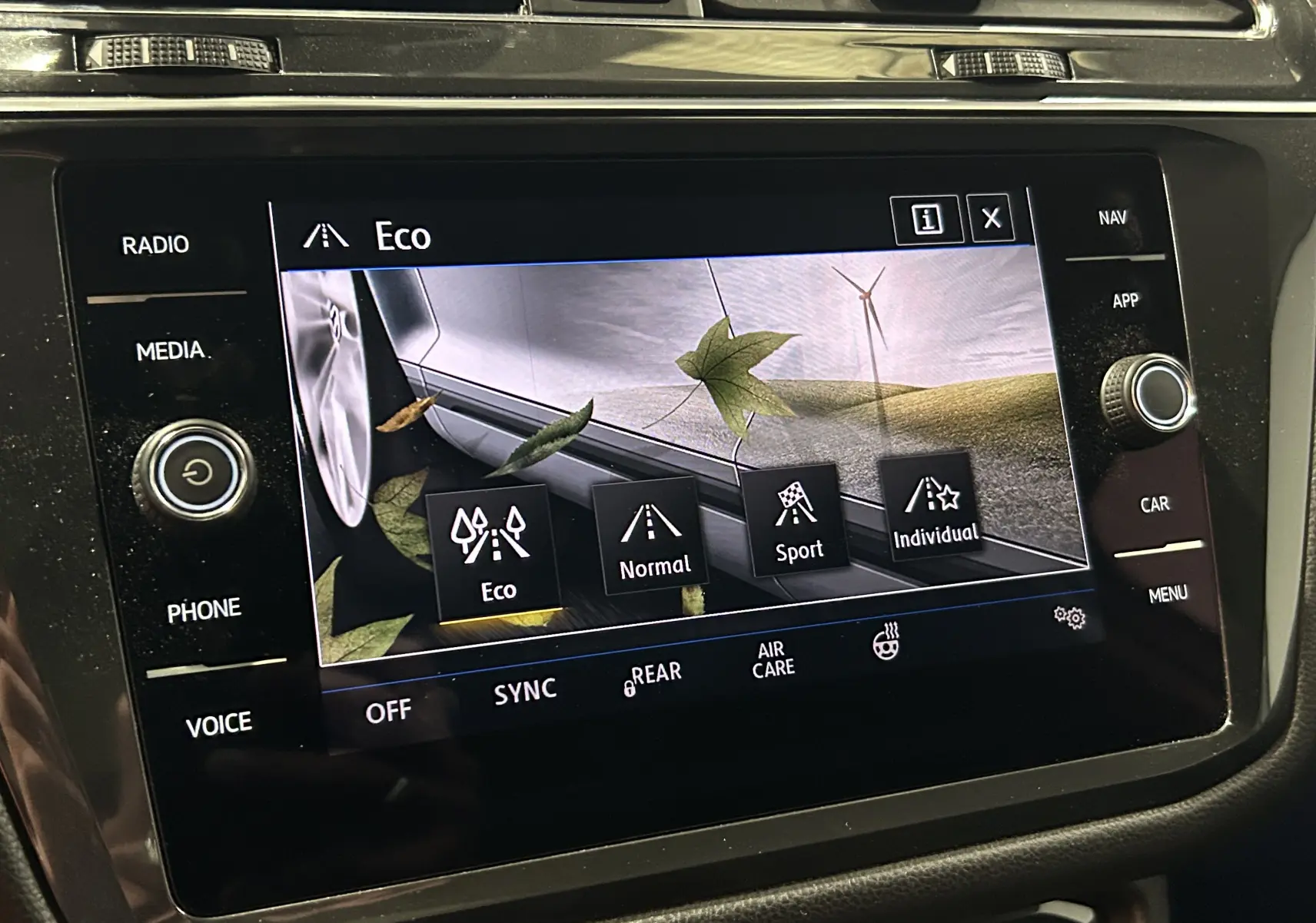 Écran tactile central du Volkswagen Tiguan Allspace 2018 affichant les modes de conduite Eco, Normal, Sport et Individual.