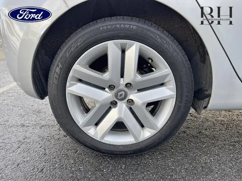 Gros plan sur la roue avant gauche gris platine d'une Renault Clio 1.0 TCe 100ch Business de 2019 avec jante alliage.