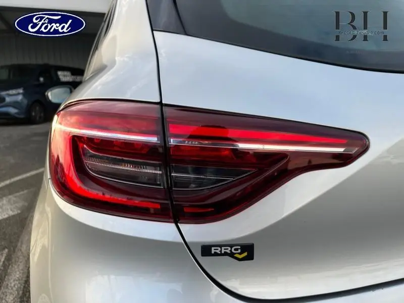 Gros plan sur le feu arrière droit d'une Renault Clio gris platine 2019 avec badge RRG visible.