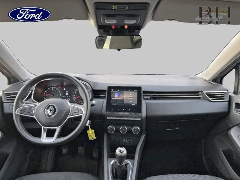 Intérieur avant noir de Renault Clio 2019, vue du tableau de bord avec volant, écran tactile et boîte manuelle