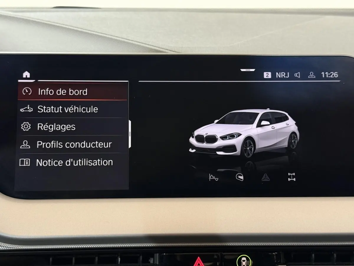 Écran tactile du tableau de bord montrant une BMW Série 1 blanche en 3/4 avant droit avec menu d'info de bord.
