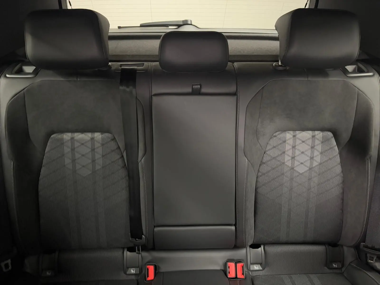 Vue arrière intérieure des sièges arrière en tissu et cuir noir de la Volkswagen Golf 2.0 TDI R-Line 2026.