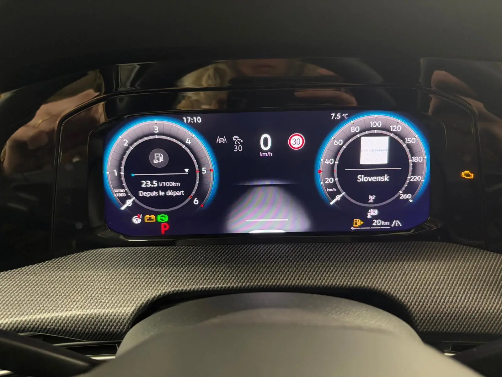 Affichage numérique du tableau de bord de la Volkswagen Golf 2.0 TDI 150 DSG7 R-Line, vue frontale intérieure.