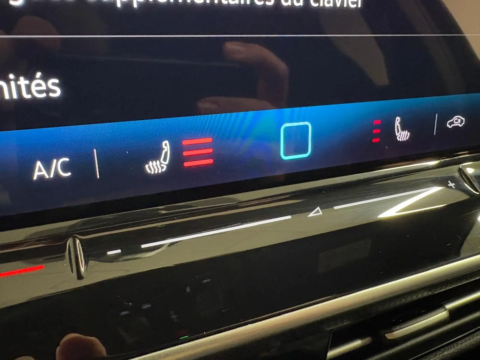 Détail de la console centrale tactile de la Volkswagen Golf 2.0 TDI 150 DSG7 R-Line avec commandes de sièges chauffants et climatisation.