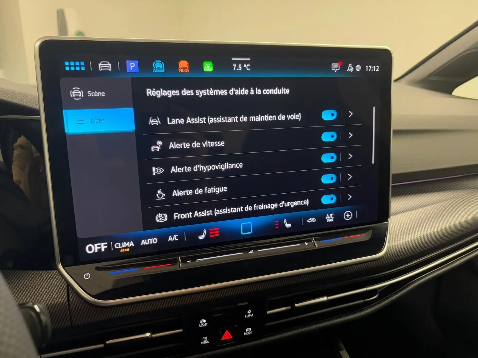 Écran tactile central du Volkswagen Golf 2.0 TDI R-Line 2026 affichant les réglages d'aides à la conduite.