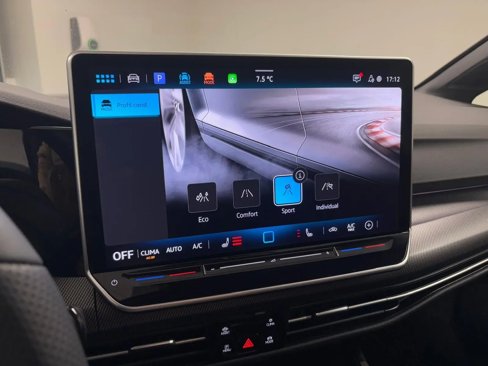 Écran tactile central de la Volkswagen Golf 2.0 TDI 150 DSG7 R-Line noir Grenadille affichant les modes de conduite.