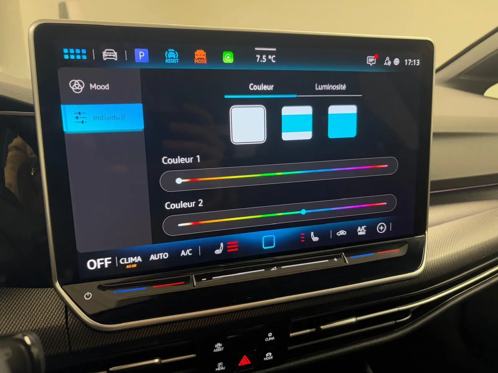Écran tactile du système d'infodivertissement de la Volkswagen Golf 2.0 TDI 150 DSG7 R-Line, affichant les réglages de couleur intérieure.