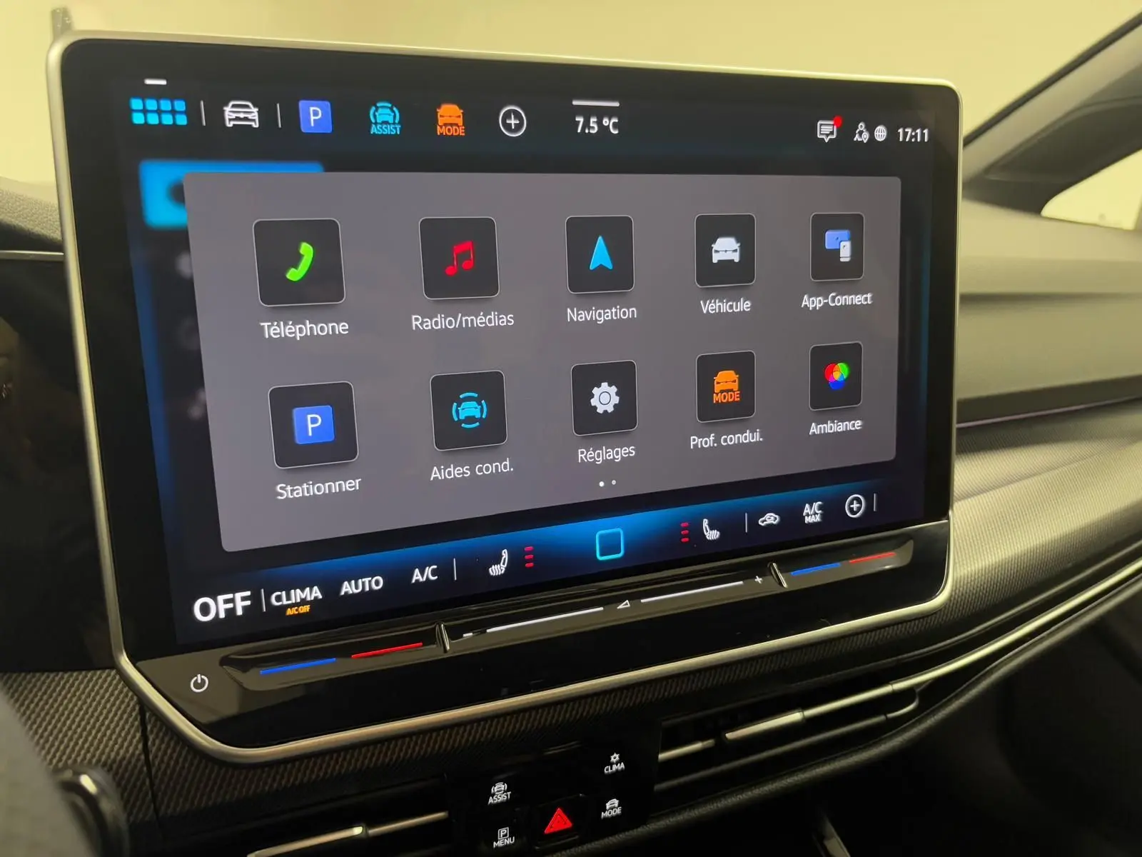 Écran tactile central de la Volkswagen Golf 2.0 TDI R-Line 2026, affichant le menu principal du système multimédia.