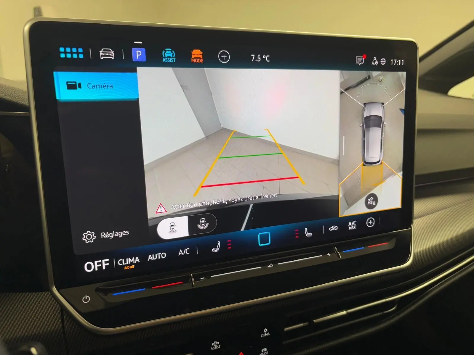 Écran tactile intérieur affichant la caméra 360° de la Volkswagen Golf 2.0 TDI noire, vue arrière et dessus.