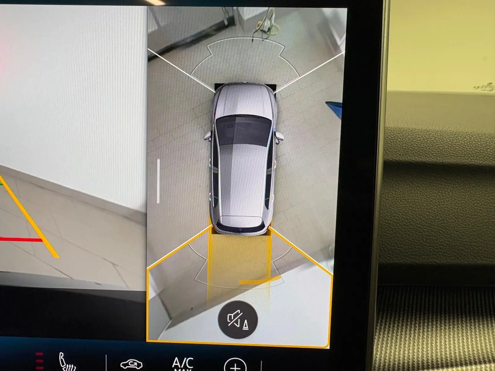 Vue écran intérieur montrant la caméra 360° de la Volkswagen Golf noire Grenadille, vue aérienne du véhicule stationné.
