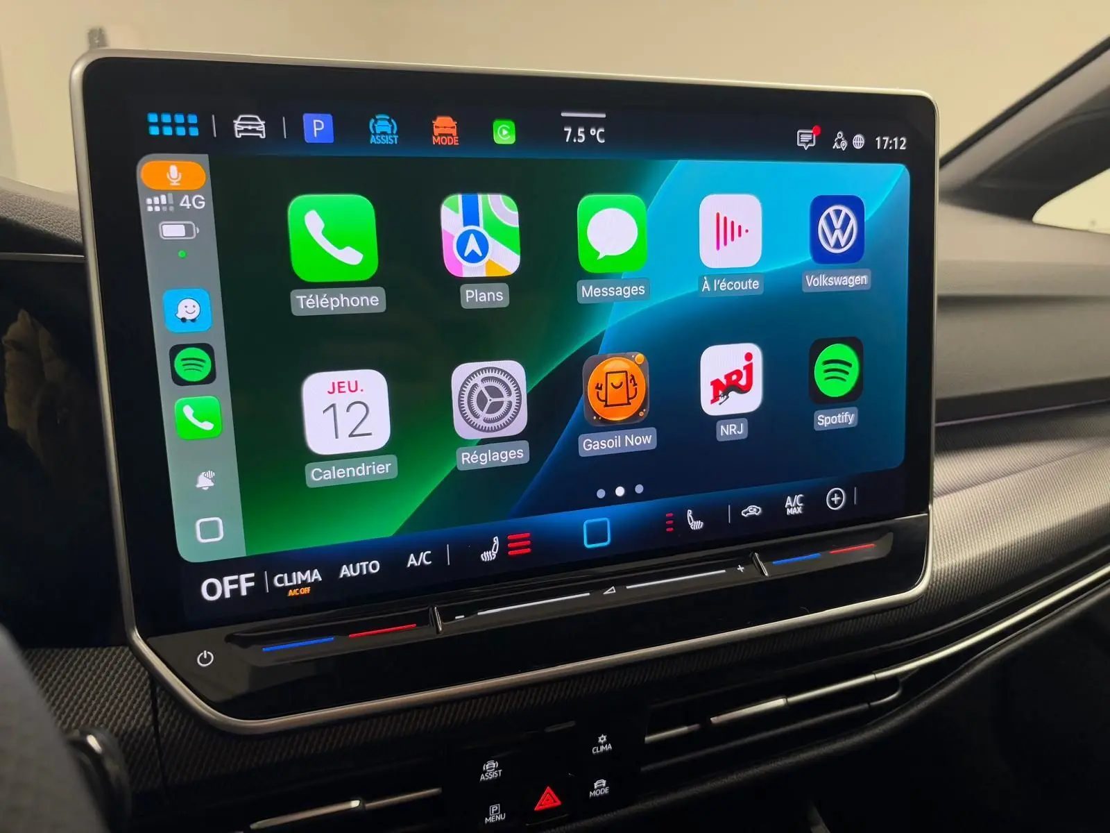 Écran tactile central du tableau de bord de la Volkswagen Golf 2.0 TDI 150 DSG7 R-Line, affichant les applications connectées.