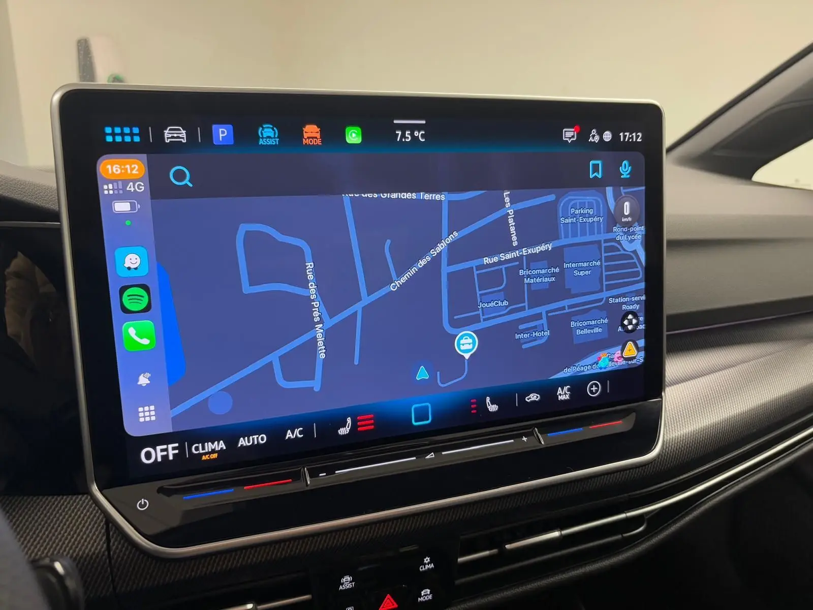 Écran tactile central affichant la navigation dans l’habitacle d’une Volkswagen Golf 2.0 TDI Noir Grenadille.