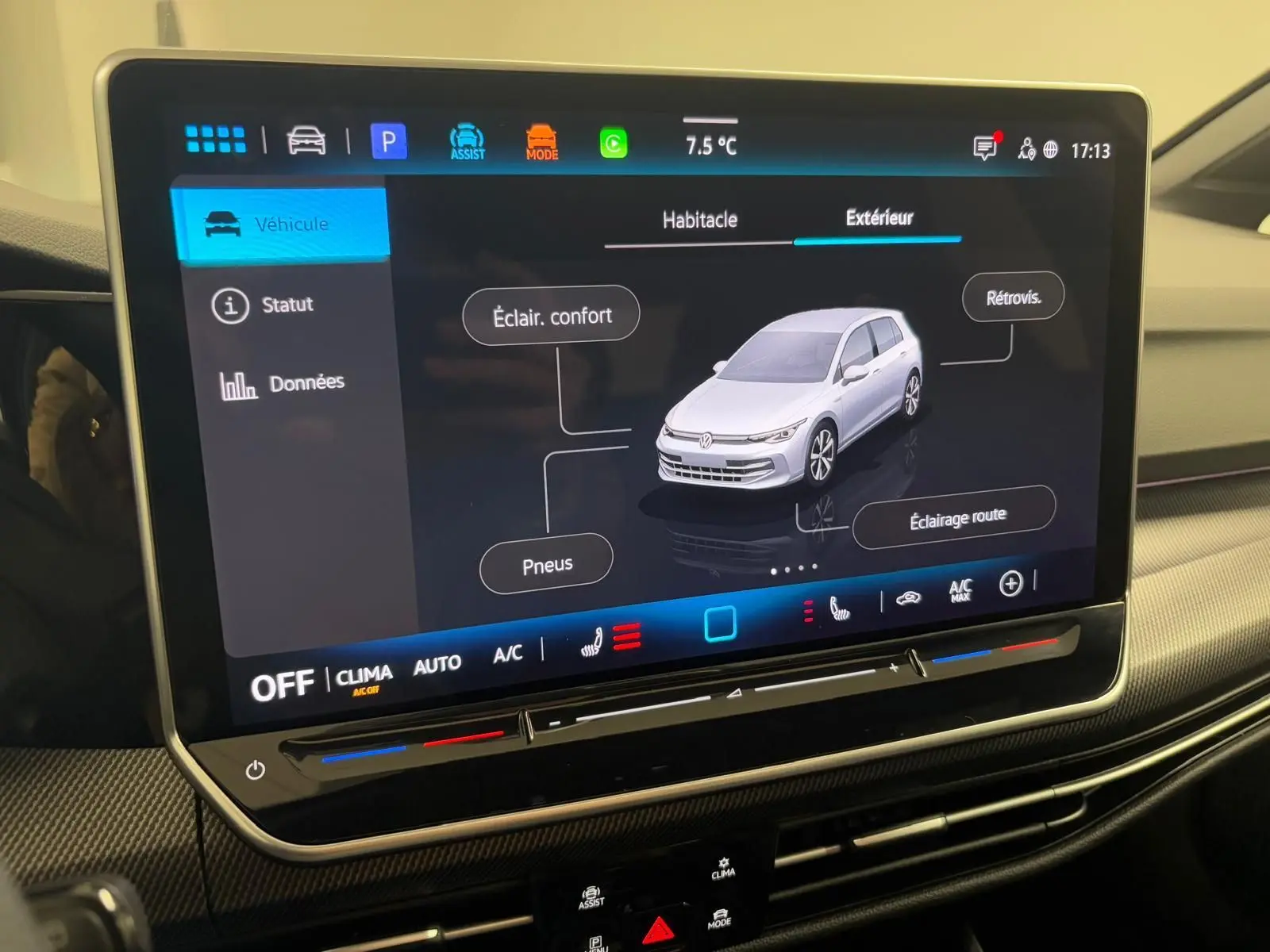 Écran tactile intérieur affichant les réglages extérieurs d’une Volkswagen Golf 2.0 TDI 150 DSG7 R-Line noire.