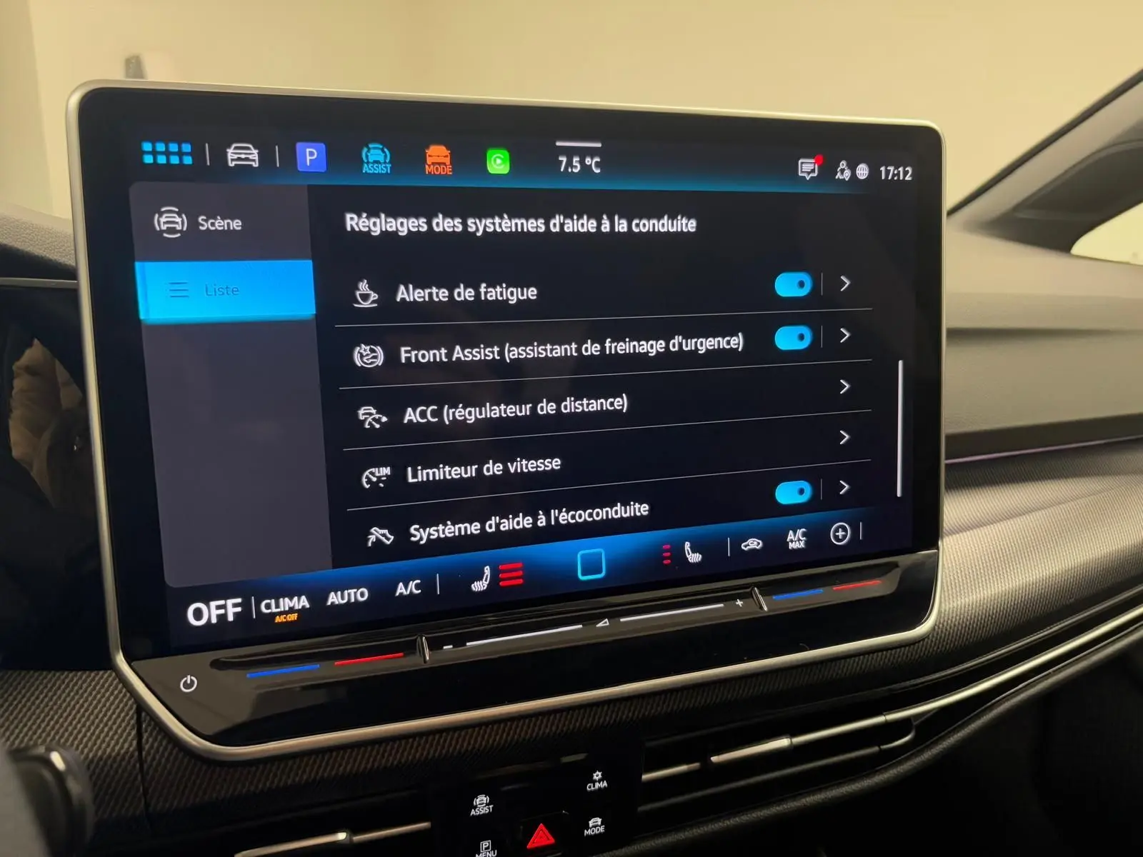 Écran tactile central de la Volkswagen Golf 2.0 TDI 2026 affichant les réglages d'aides à la conduite, intérieur noir.