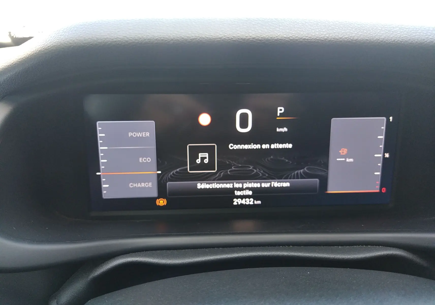 Tableau de bord numérique du Jeep Avenger eHYBRID 110ch, affichage central avec indicateurs de puissance et vitesse à zéro km/h.