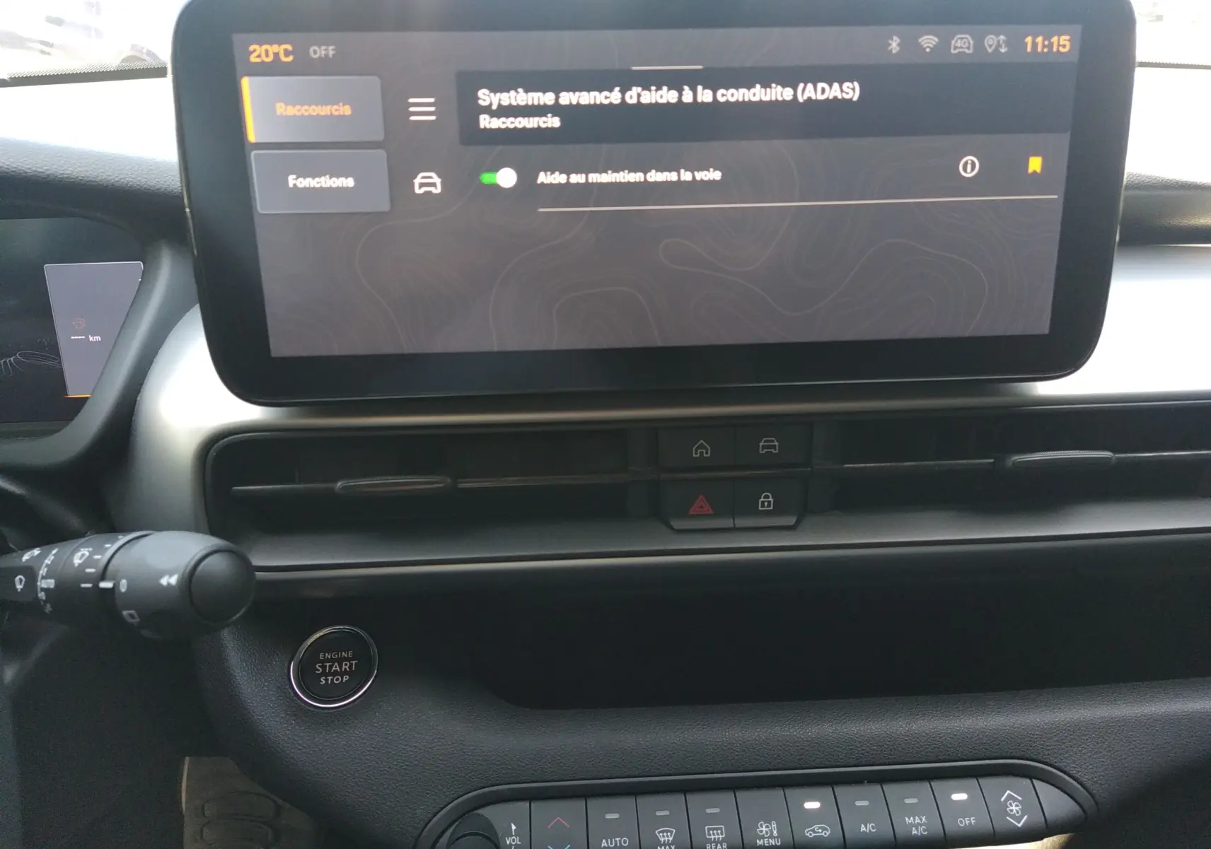 Vue intérieure du tableau de bord du Jeep Avenger eHYBRID 2025, écran tactile affichant l'aide au maintien dans la voie.