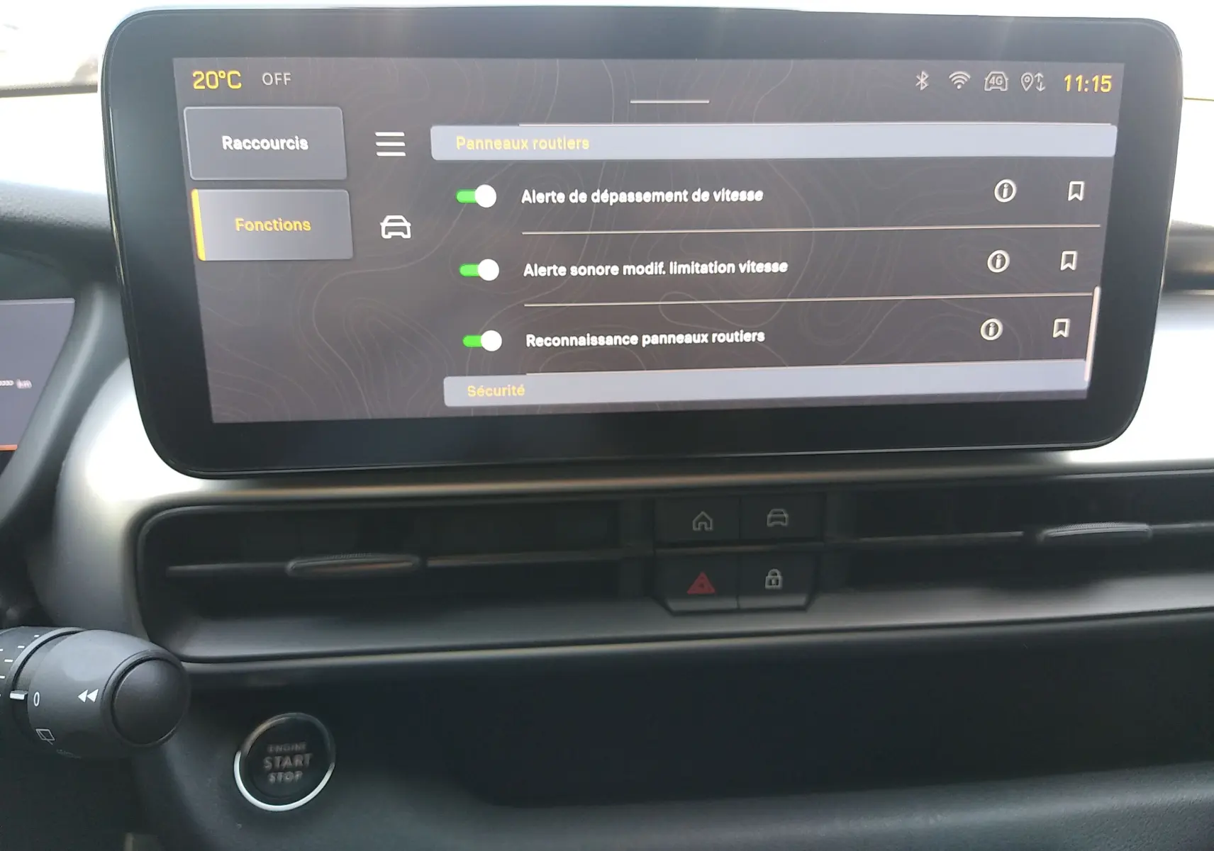 Écran tactile central du tableau de bord du Jeep Avenger eHYBRID 2025 affichant les réglages d'alerte de sécurité.