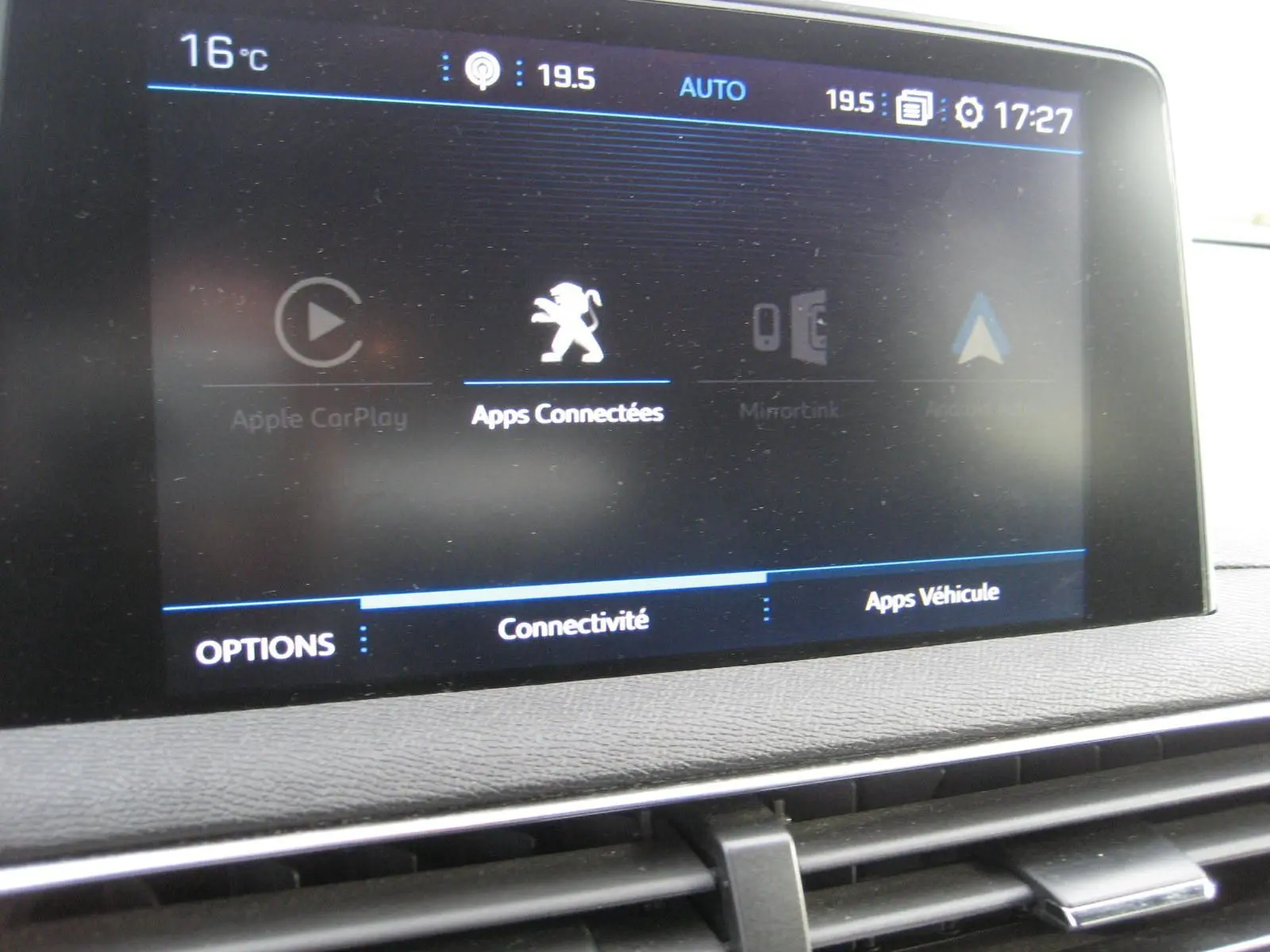 Écran tactile central du Peugeot 3008 Business 2020 affichant les options de connectivité et applications connectées.