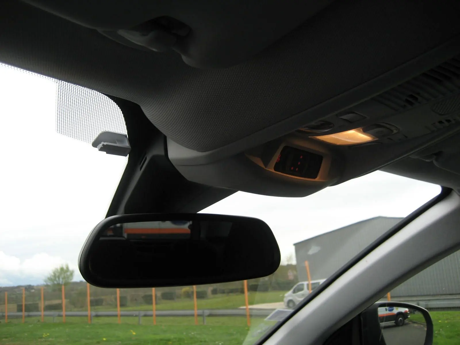 Vue intérieure du rétroviseur central et du plafonnier allumé d'un Peugeot 3008 noir version Business 2020.