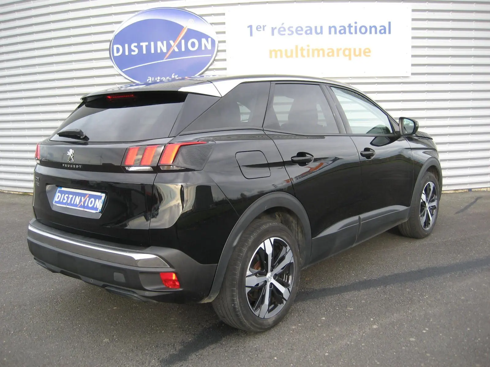 Peugeot 3008 Business noir vue 3/4 arrière droit, avec feux arrière à effet griffes et jantes bi-ton.