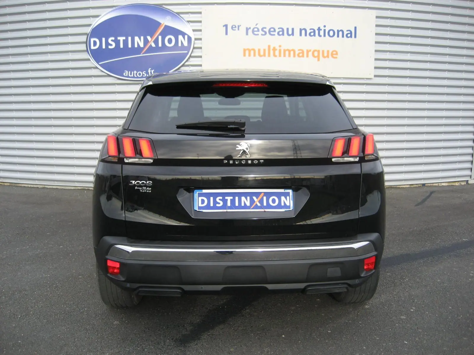 Vue arrière d'un Peugeot 3008 noir 2020 avec feux arrière à trois griffes caractéristiques et logo central.